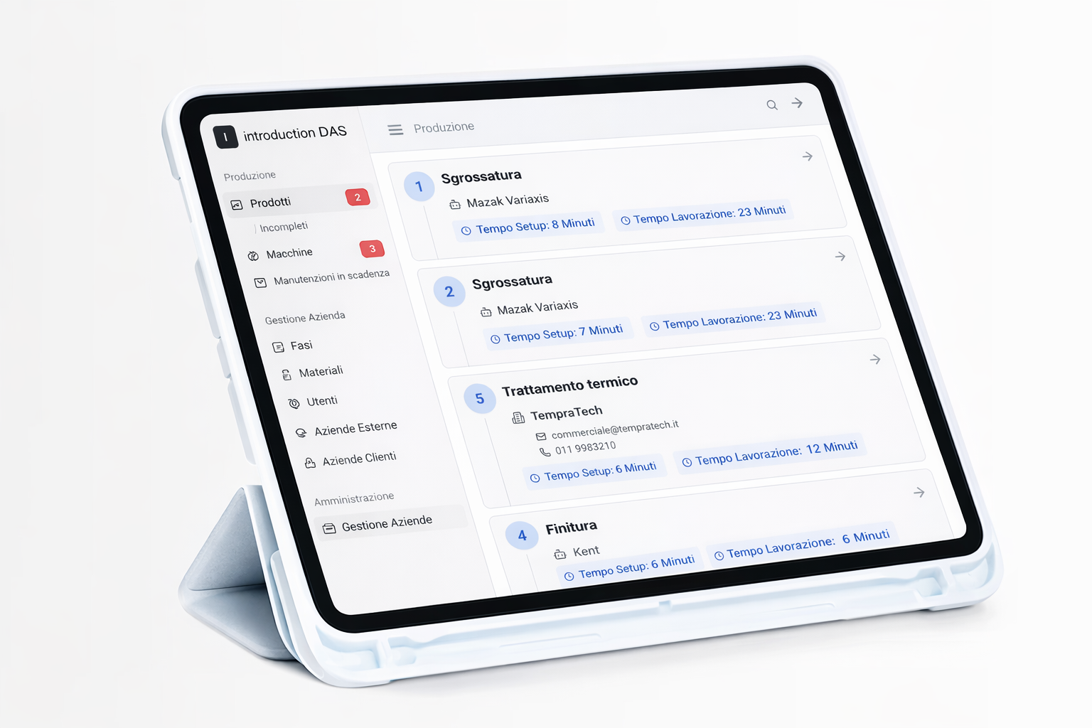 Operatore in produzione con tablet
